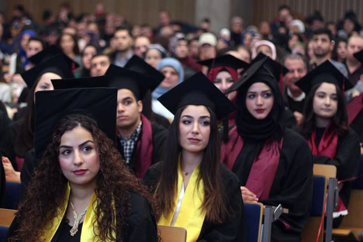 Absolvent*innen in der Aula
