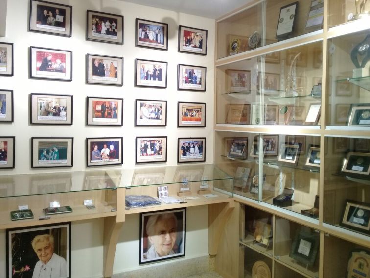 Blick auf zahlreiche Erinnerungsfotos und -gegenstände