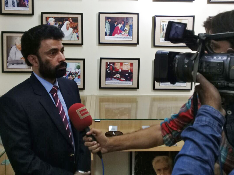 Im Gespräch mit einem lokalen Fernsehsender. Dr. Ruth Pfau wird in Pakistan nach wie vor sehr verehrt.