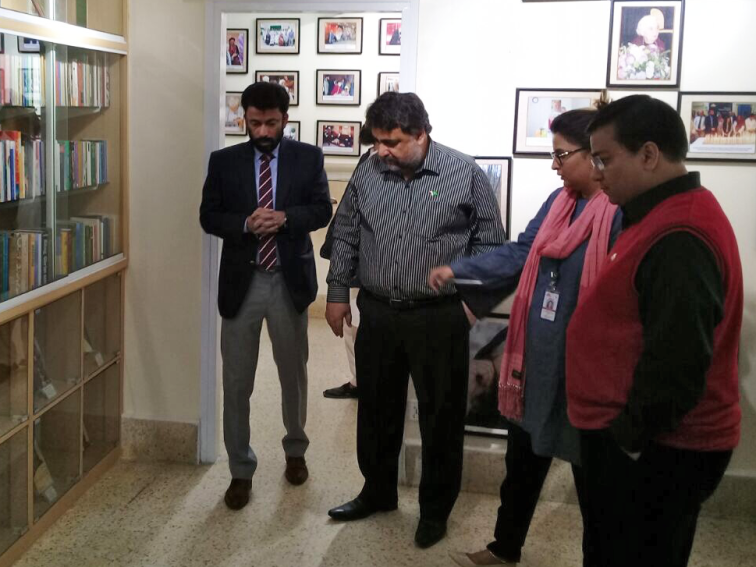 Mervyn Lobo, Leiter des MALC und Stiftungsratsmitglied, beim Eröffnungsrundgang