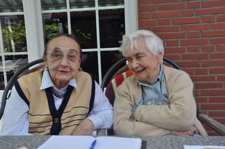 Dr. Hanne Glodny (links) und Dr. Ruth Pfau bei ihrem letzten Treffen im Mai 2014 in Deutschland, Gimbte/​Westfalen. Foto: Meyer-Porzky /​ DAHW